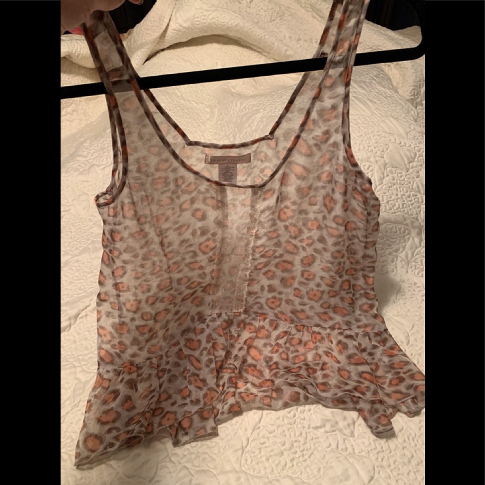Sheer leopard print top w lace front,ruffle bottom